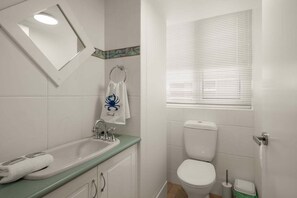 Hair dryer, towels, soap, shampoo - Coastal Comfort with Ocean Views | Oceania 19 (Gold Coast)