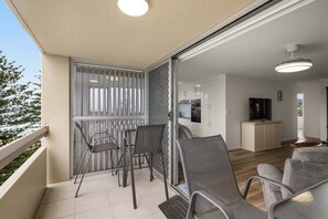 Outdoor dining - Coastal Comfort with Ocean Views | Oceania 19 (Gold Coast)