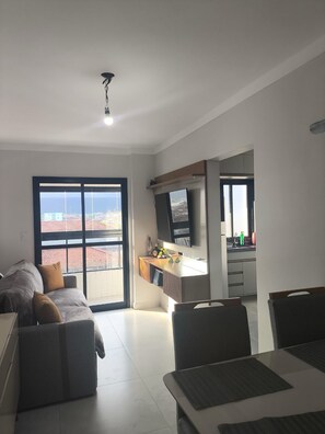 Smart TV - Comfortable apartment across from the beach. (Praia Grande)