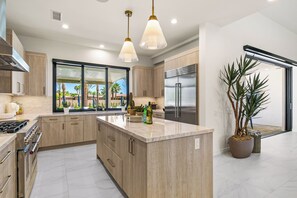 Fridge, microwave, oven, stovetop - The Hideaway, Pool & Outdoor TV (Bermuda Dunes)