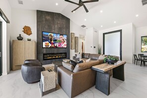Smart TV, fireplace, video games, stereo - The Hideaway, Pool & Outdoor TV (Bermuda Dunes)
