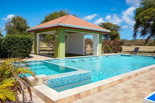 Spacious 5-bedroom villa in beautiful Lowlands with AC