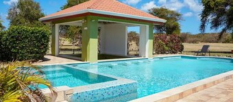 Spacious 5-bedroom villa in beautiful Lowlands with AC