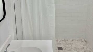 Dusche, Haartrockner, Handtücher, Shampoo