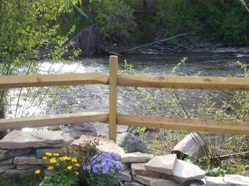 Terrific 2-bedroom bungalow  in charming Ticonderoga right on the lachutte river