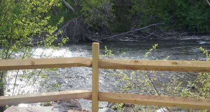 Terrific 2-bedroom bungalow in charming Ticonderoga right on the lachutte river