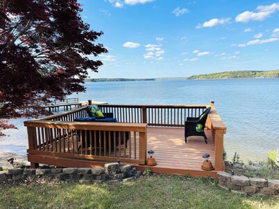 Lakefront Private Beach, Fire pit, Mile long lake views, Mega Screened in Porch
