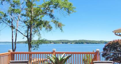 Lakefront Private Beach, Fire pit, Mile long lake views, Mega Screened in Porch