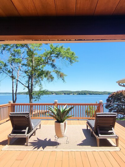 Lakefront Private Beach, Fire pit, Mile long lake views, Mega Screened in Porch
