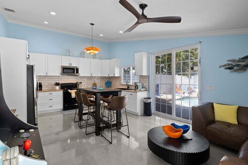 Turtle Tracks: 1 Block to Beach! Pool by Anna Maria Life Vacation Rentals