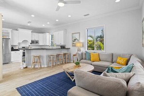 Smart TV, offices - Flip Flop Inn: Dog Friendly, Pool, 1.5 Blocks to Beach by Anna Maria Life Vacation Rentals (Holmes Beach)