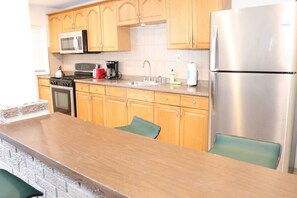 Frigorífico, microondas, horno y placa de cocina