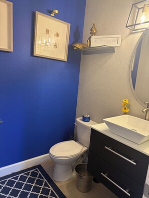 Hair dryer, towels, soap, toilet paper - Charming one room in a shared townhouse in Lauderdale Lakes with cool AC (Lauderdale Lakes)