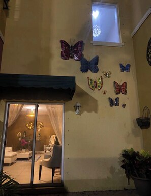 Terrace/patio - Charming one room in a shared townhouse in Lauderdale Lakes with cool AC (Lauderdale Lakes)