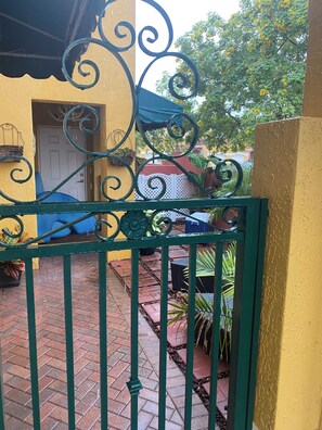 Terrace/patio - Charming one room in a shared townhouse in Lauderdale Lakes with cool AC (Lauderdale Lakes)