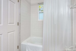 Shower, hair dryer, towels - Silver House | 2/2, Pet Friendly w/ fee (Fredericksburg)