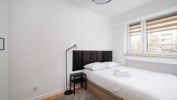 Een strijkplank/strijkijzer, wifi, beddengoed