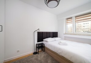 Een strijkplank/strijkijzer, wifi, beddengoed