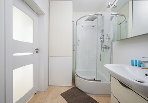 Shower, hair dryer, towels - Warszawa Grochów Apartment with Garden (Warszawa)