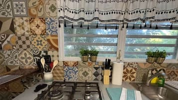 Fridge, microwave, stovetop, cookware/dishes/utensils