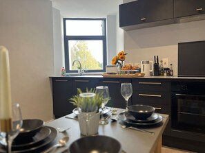 Fridge, microwave, oven, stovetop - Welcome to The Aviary – Upper (Bournemouth)
