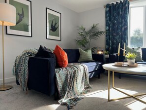 TV - Welcome to The Aviary – Upper (Bournemouth)