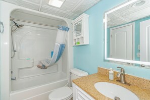 Secadora de cabello, toallas, jabón, papel de baño 