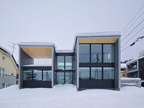 Ein modernes Gebäude mit großen Fenstern und einer Holzbalkendecke.