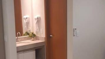 Studio Cao cấp, 1 giường cỡ queen, lanai, quang cảnh hồ | Chậu rửa trong phòng tắm