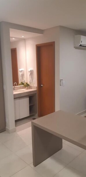 Luxury Studio, 1 Queen Bed, Lanai, Lake View | Bathroom sink - SkyHome Flats Palmas - Century 21 Resid. (Palmas)