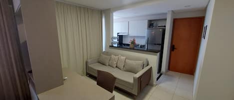 Estudio de lujo, 1 cama Queen size, lanai, vista al lago | Área de sala de estar | Smart TV de 42 pulgadas con canales digitales y Netflix