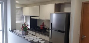 Luxury Studio, 1 Queen Bed, Lanai, Lake View | Private kitchenette - SkyHome Flats Palmas - Century 21 Resid. (Palmas)