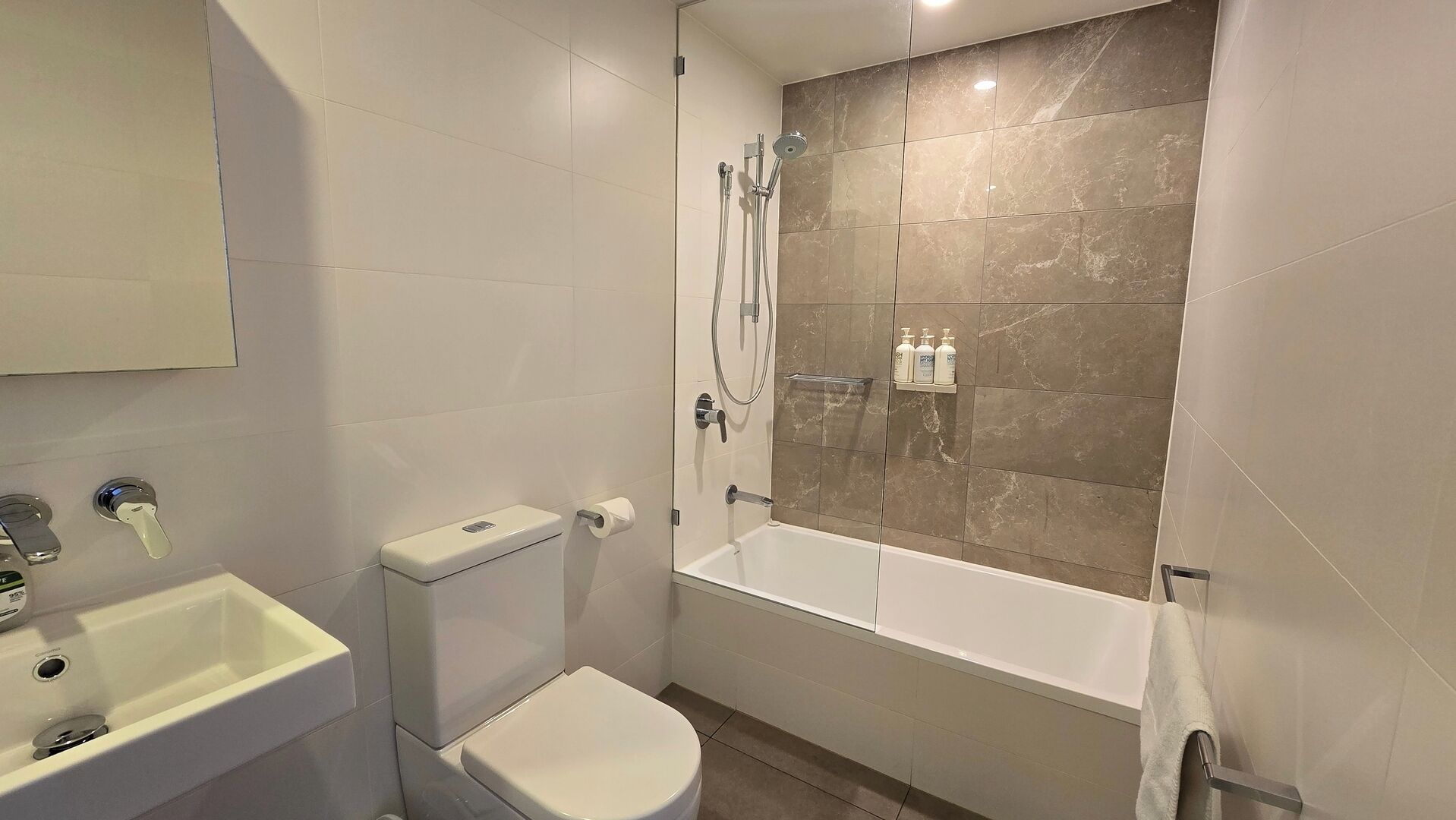 Un baño con inodoro, lavabo y bañera.