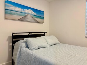 Internet, bed sheets - 2-bedroom apartment in enchanting Hollywood with cool AC (Hollywood)
