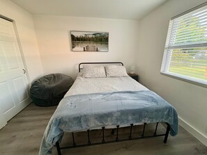 Internet, bed sheets - 2-bedroom apartment in enchanting Hollywood with cool AC (Hollywood)