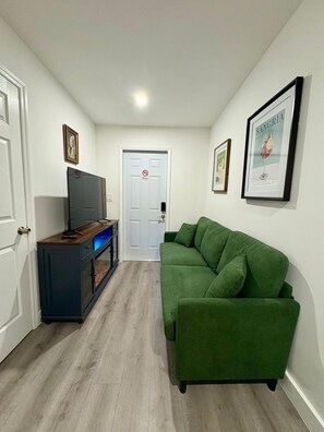 Living area - 2-bedroom apartment in enchanting Hollywood with cool AC (Hollywood)