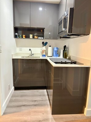 Private kitchen - 2-bedroom apartment in enchanting Hollywood with cool AC (Hollywood)