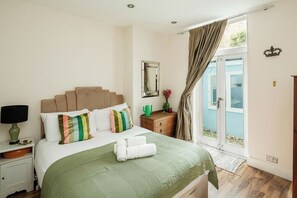 Iron/ironing board, WiFi, bed sheets - 2BR Flat for 4 by Hampstead Heath (London)