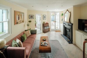 TV - 2BR Flat for 4 by Hampstead Heath (London)