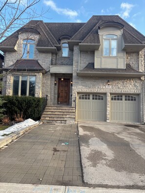 Exterior - Cozy Room 202 | Private Bathroom | Free Parking | Easy Transit (Toronto)