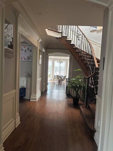 Cozy Room 202 | Private Bathroom | Free Parking | Easy Transit