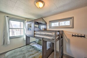 Een bureau, een strijkplank/strijkijzer, reisbedje, wifi