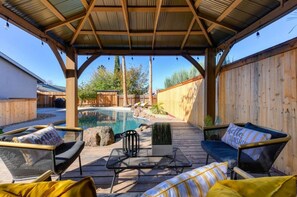 Terrace/patio - The PALMERA House with Private Pool Oasis, 3BR, Near Galleria Sacramento (Sacramento)