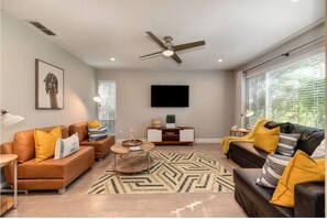Living area - The PALMERA House with Private Pool Oasis, 3BR, Near Galleria Sacramento (Sacramento)