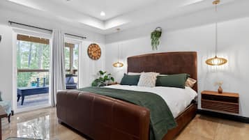 6 bedrooms, desk, travel crib, WiFi