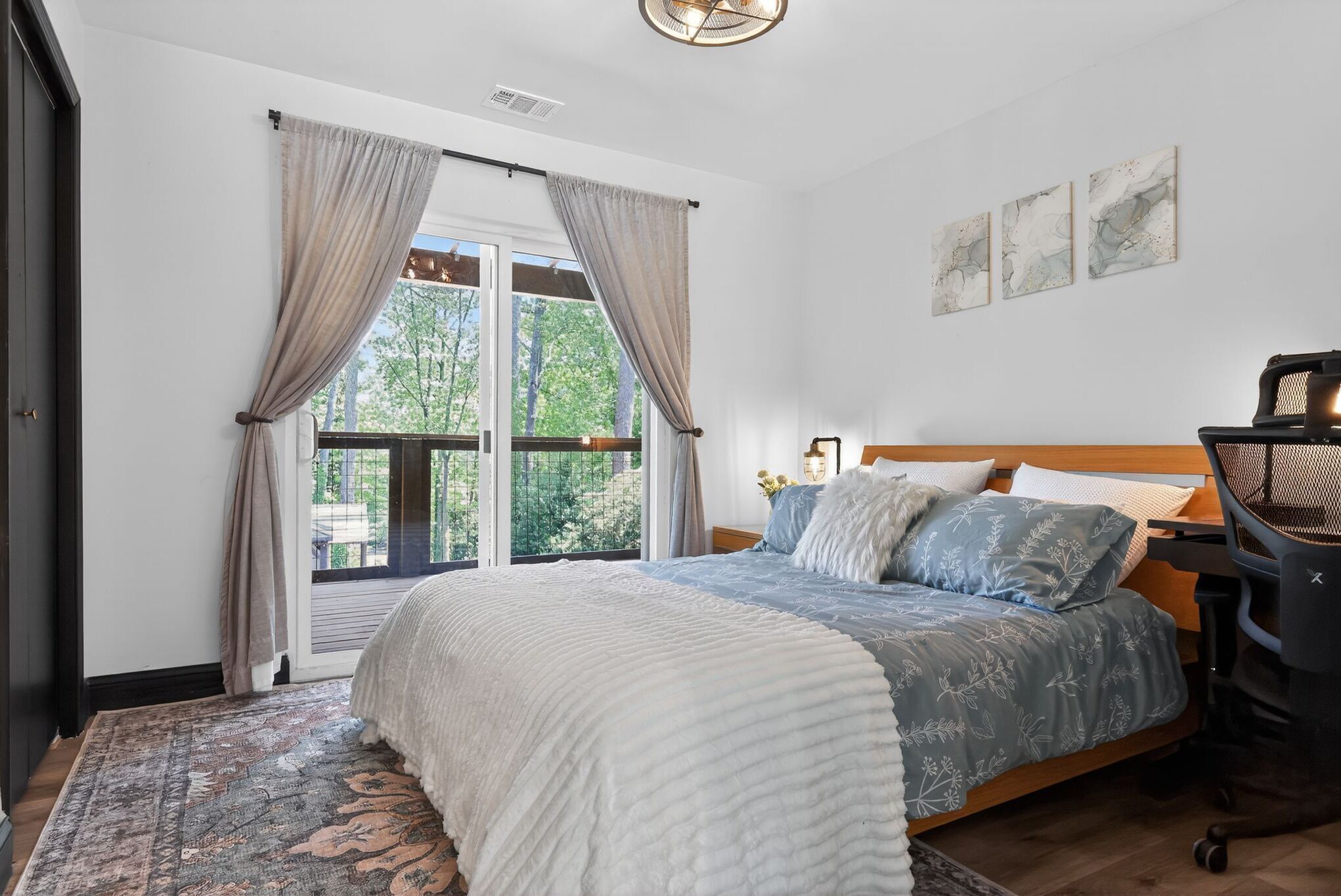 6 bedrooms, desk, travel crib, WiFi