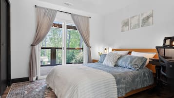 6 bedrooms, desk, travel crib, WiFi
