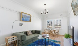 TV - KozyGuru | MacMahons Point | Harbour Breeze Escape (McMahons Point)