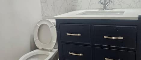 Serviettes fournies, savon, papier toilette