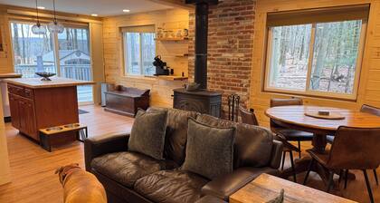 Pocono Escape! Hot Tub • Fire Pit • Pet Friendly • Lakes & Pools & Wineries